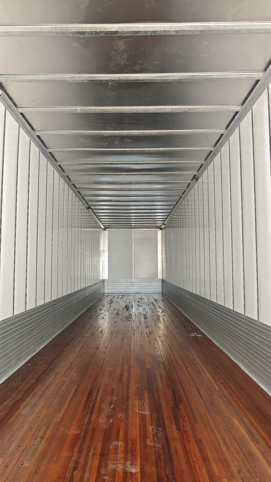 Interior de la caja seca con piso de madera Apitong y rieles logísticos