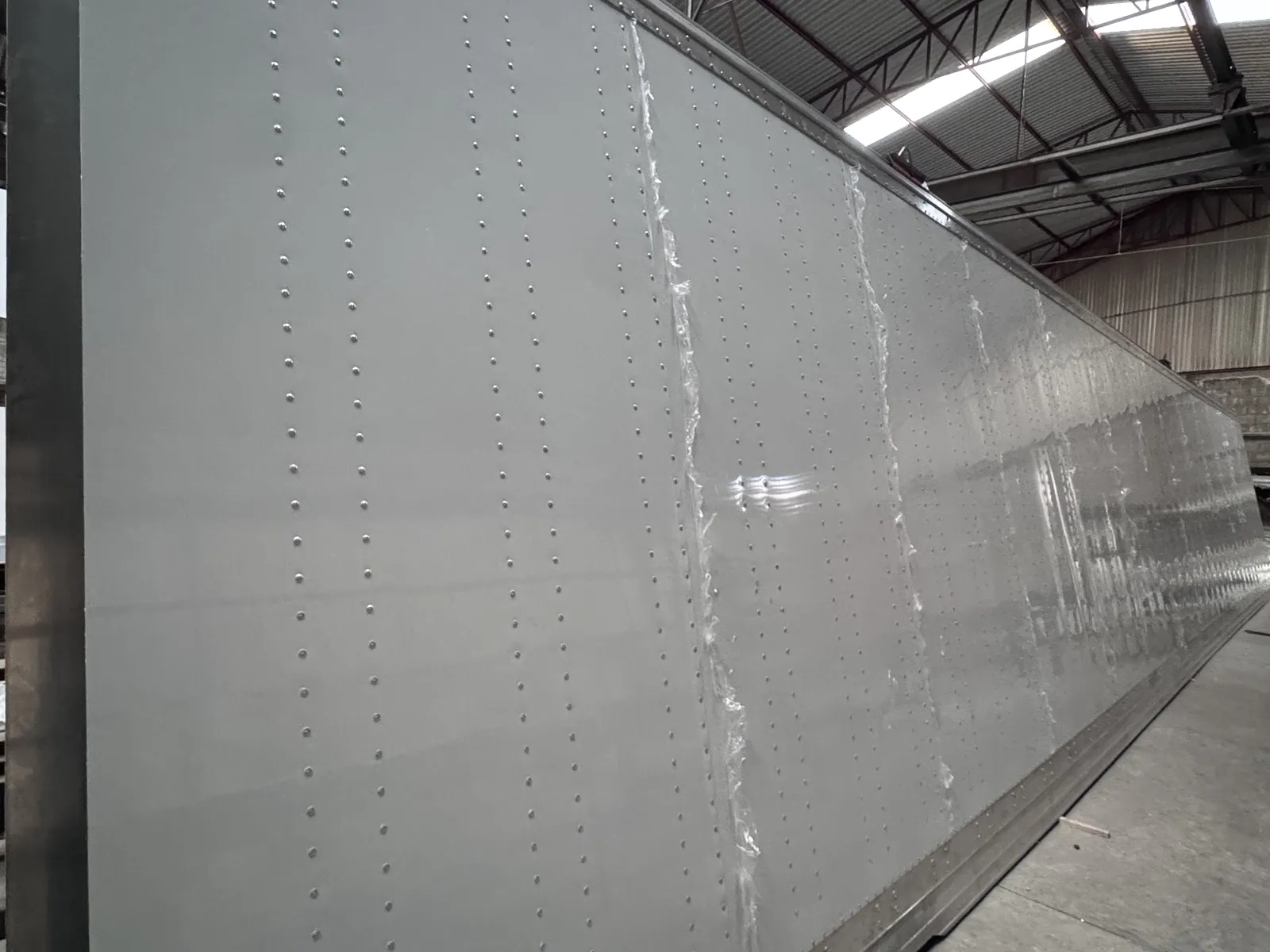 Pared exterior remachada con remaches de aluminio